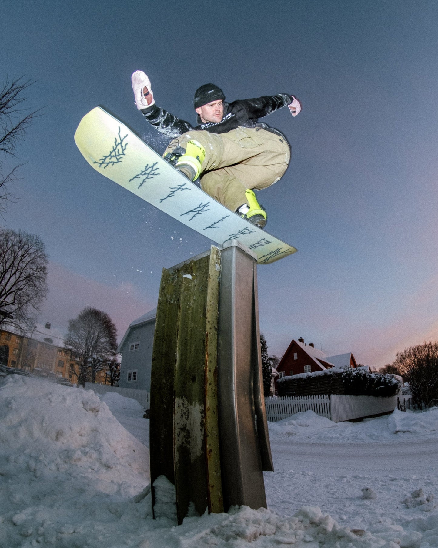 Men's snowboard in yellow. Disaster 2025 | Bataleon Snowboards™ 2025.