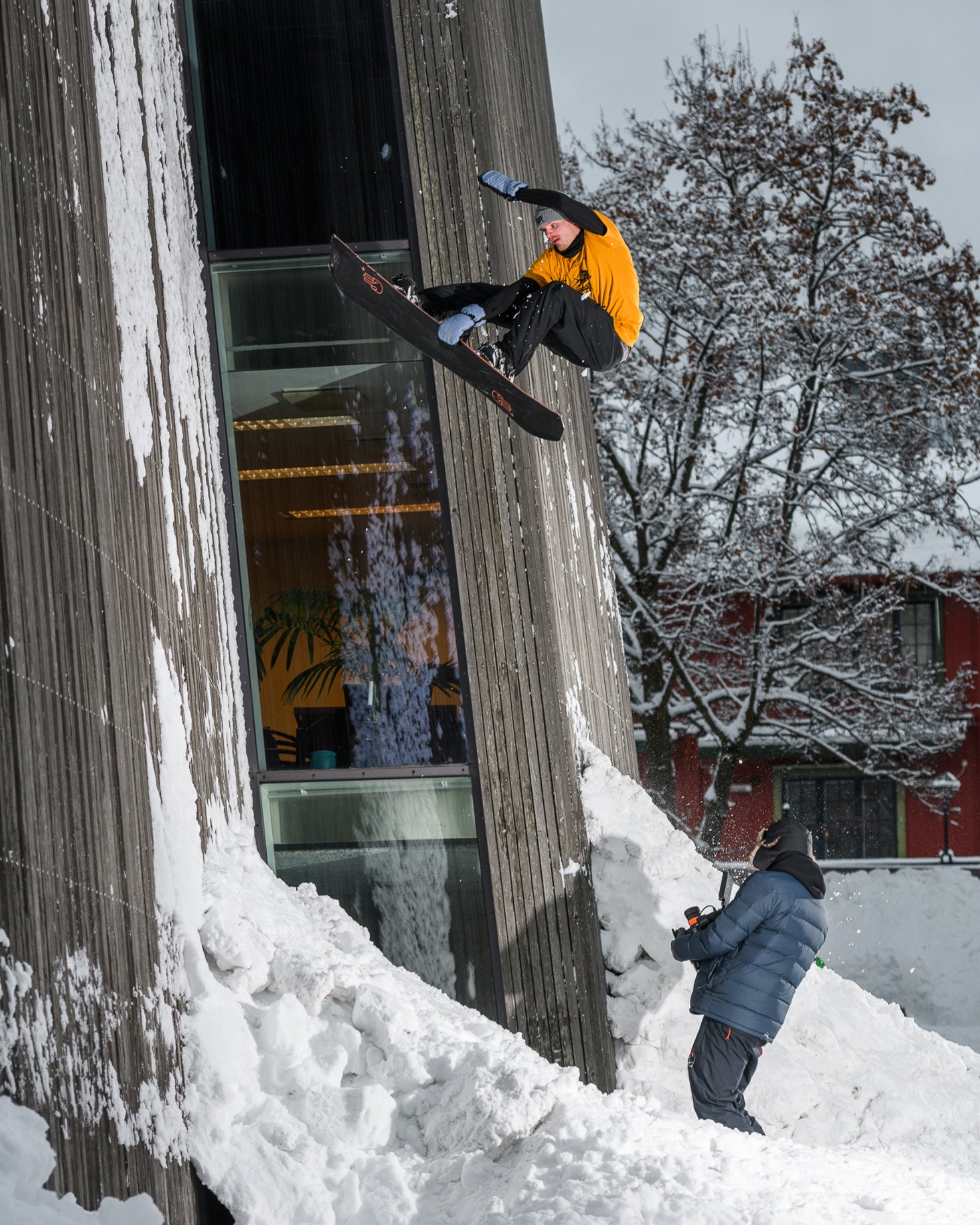 Men's snowboard in black and orange. Disaster+ 2025 | Bataleon Snowboards™ 2025.