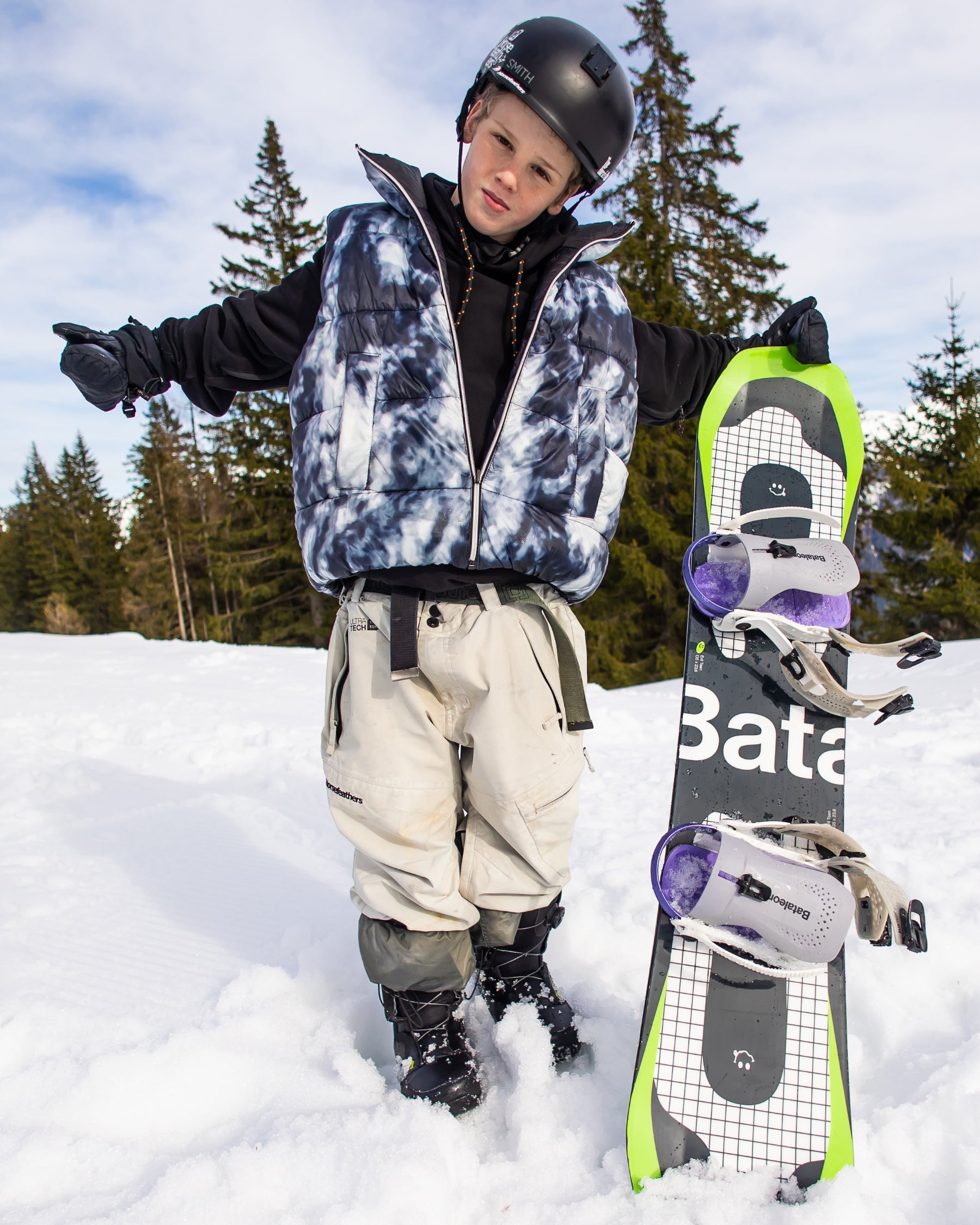 Kids beginner snowboard in black and yellow. Evil Teen 2025 | Bataleon Snowboards™ 2025.