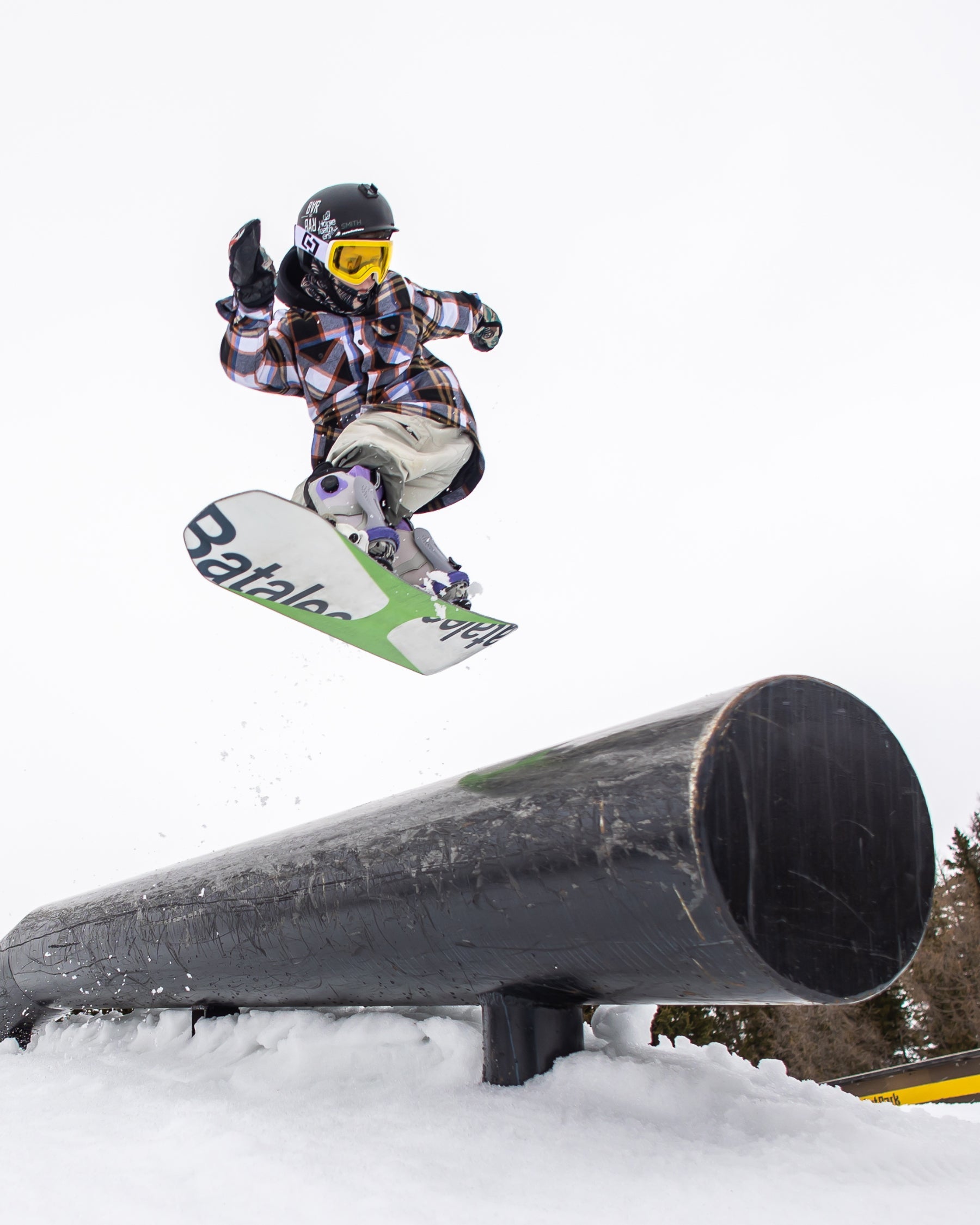 Snowboard for children in black and yellow. Evil Teen 2025 | Bataleon Snowboards™ 2025.