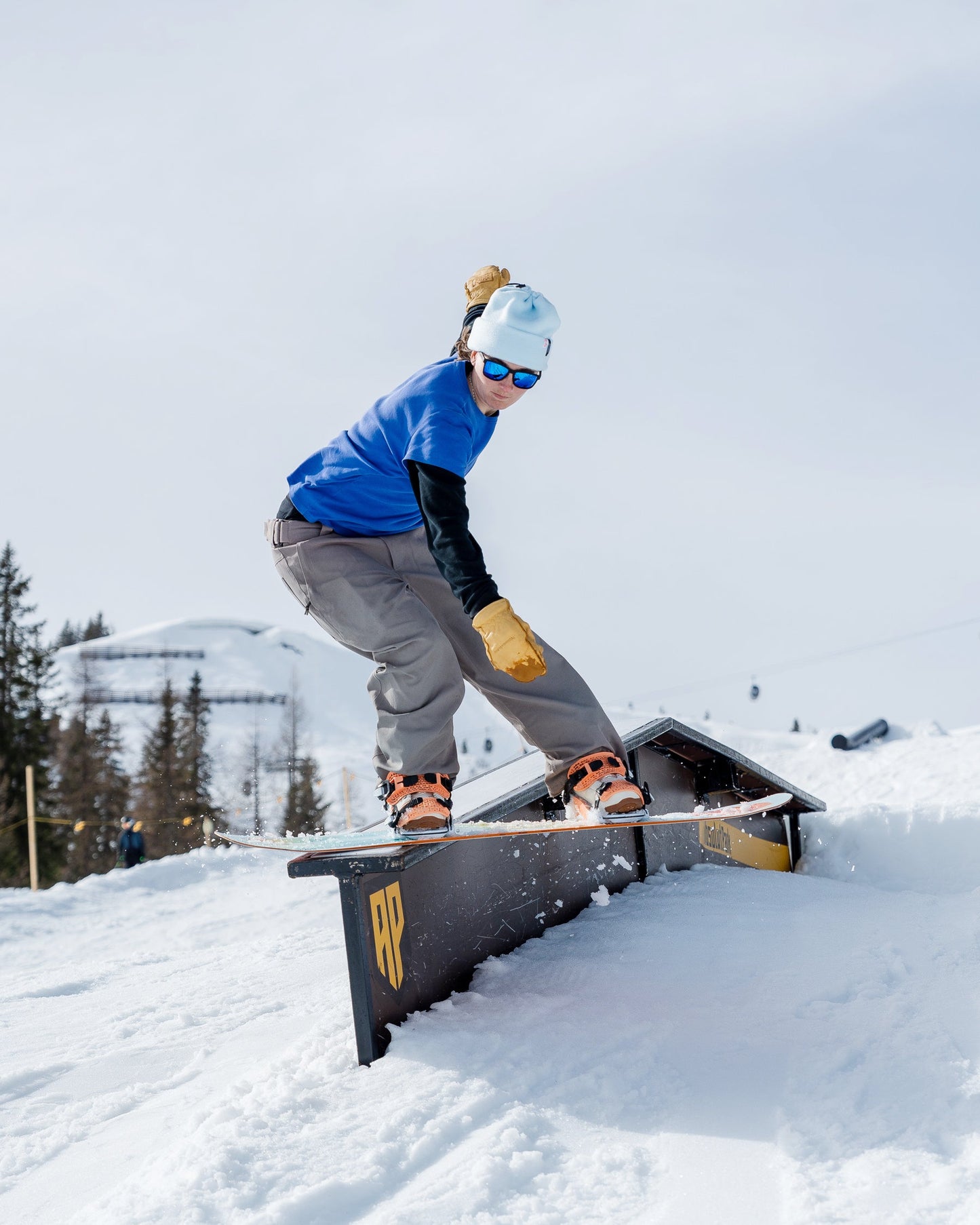 Quality women snowboard in orange and blue. Feelbetter 2025 | Bataleon Snowboards™ 2025.