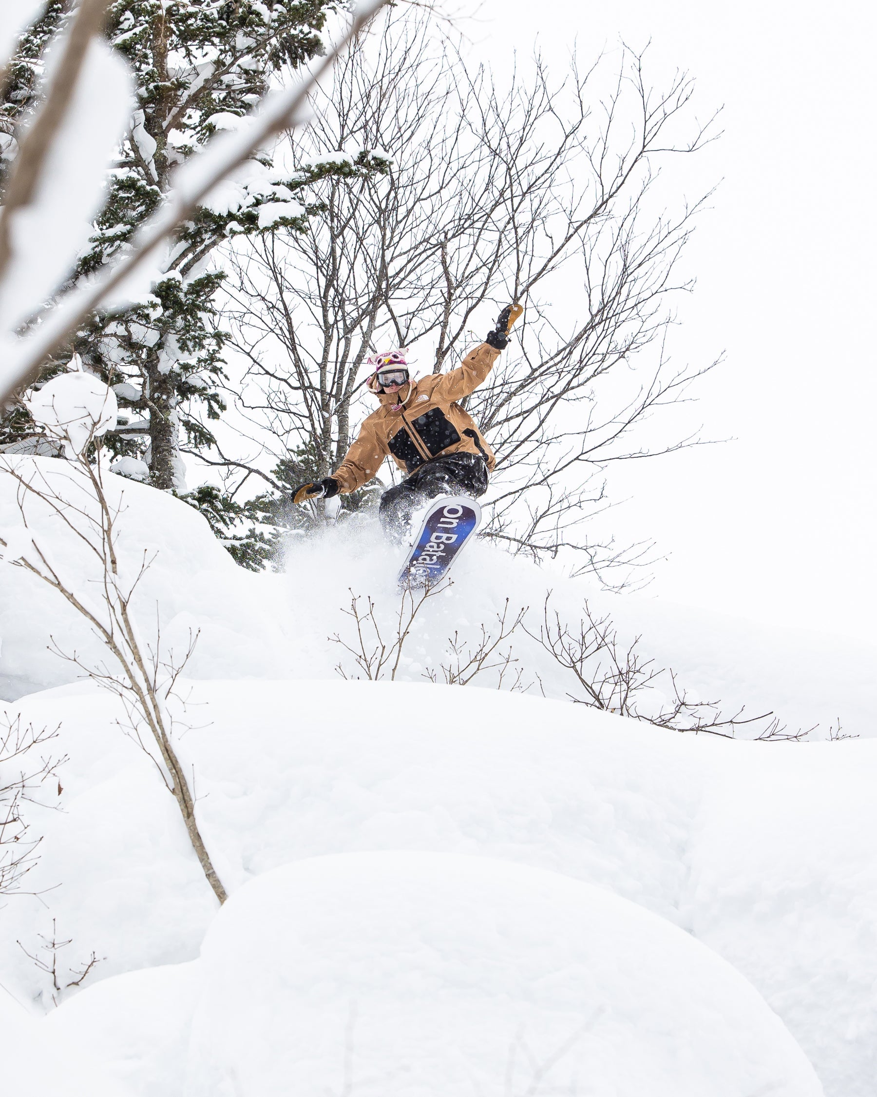 Men's snowboard in blue. Goliath 2025 | Bataleon Snowboards™ 2025.