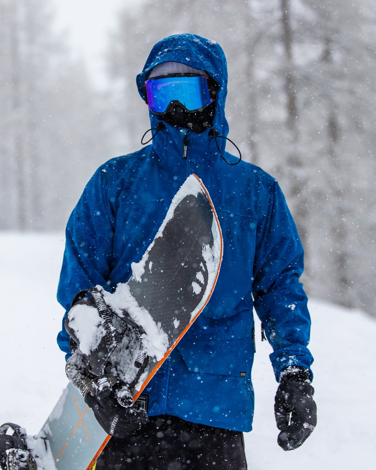 Best men snowboards in grey and orange. Goliath+ 2025 | Bataleon Snowboards™ 2025.