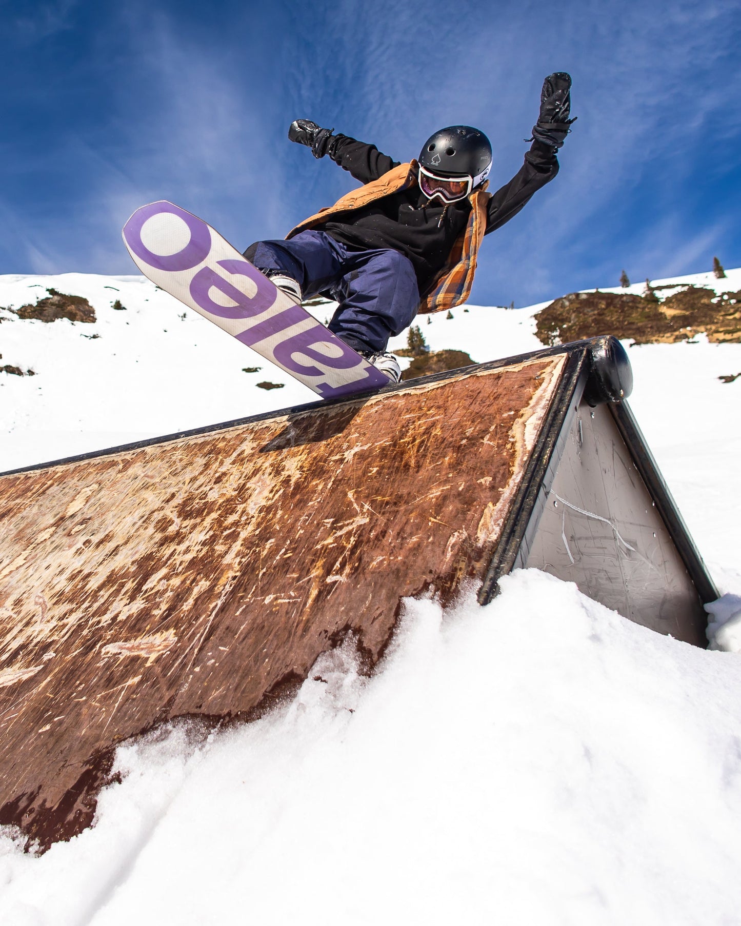 Snowboard for children in purple and white. Stuntwood 2025 | Bataleon Snowboards™ 2025.