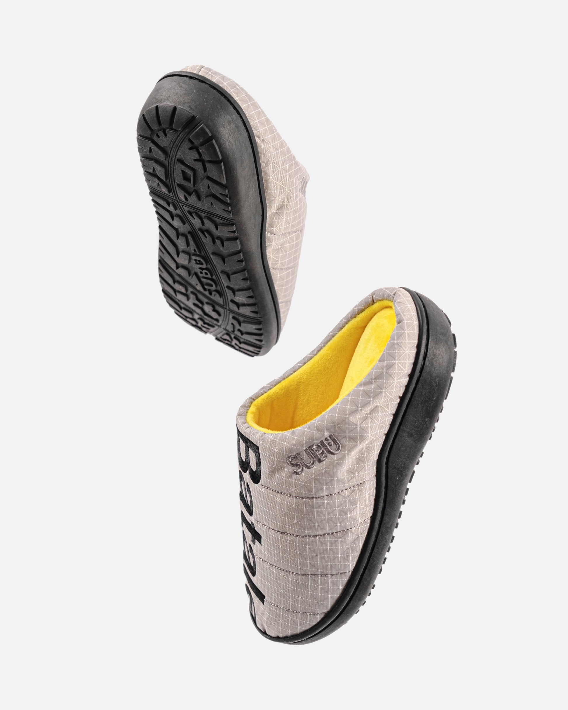 Comfortable house slippers in gray. Subu Slippers 2025 | Bataleon Snowboards™ 2025.