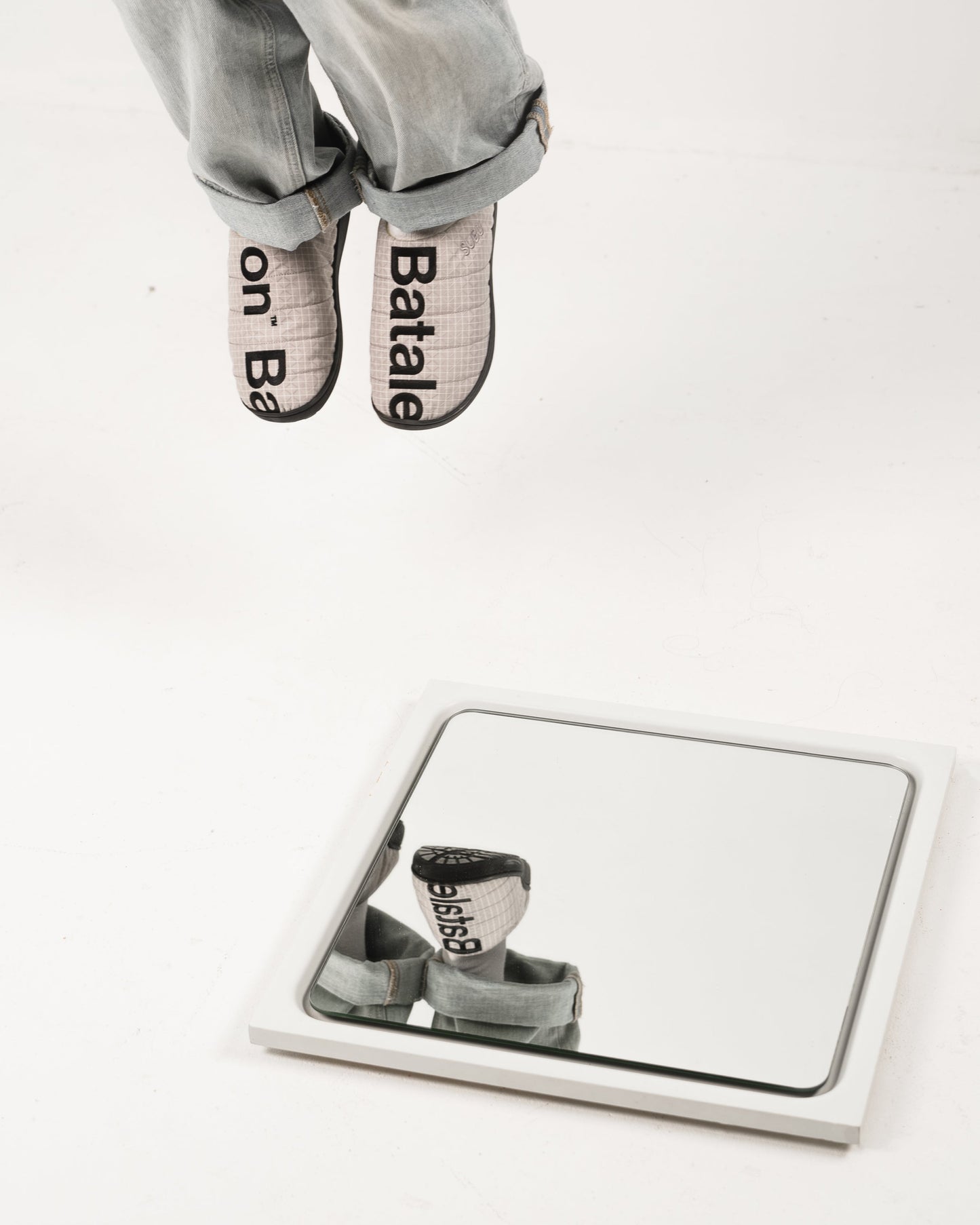 House slippers in gray. Subu Slippers 2025 | Bataleon Snowboards™ 2025.