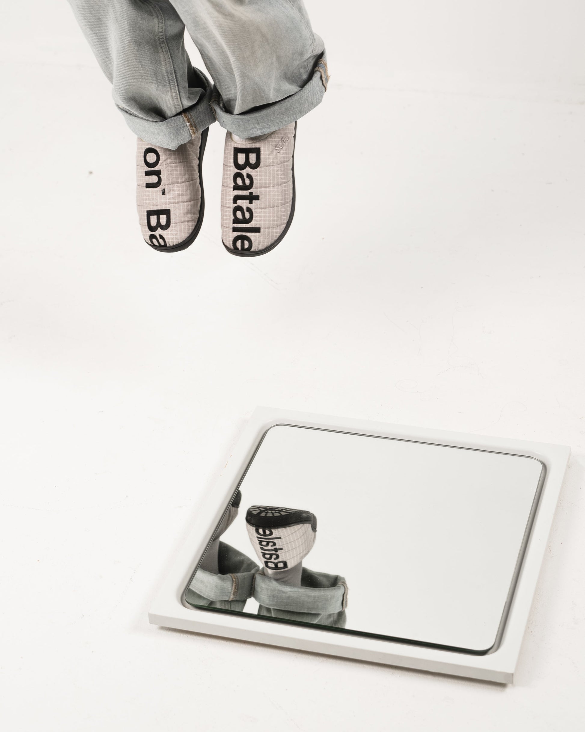 House slippers in gray. Subu Slippers 2025 | Bataleon Snowboards™ 2025.