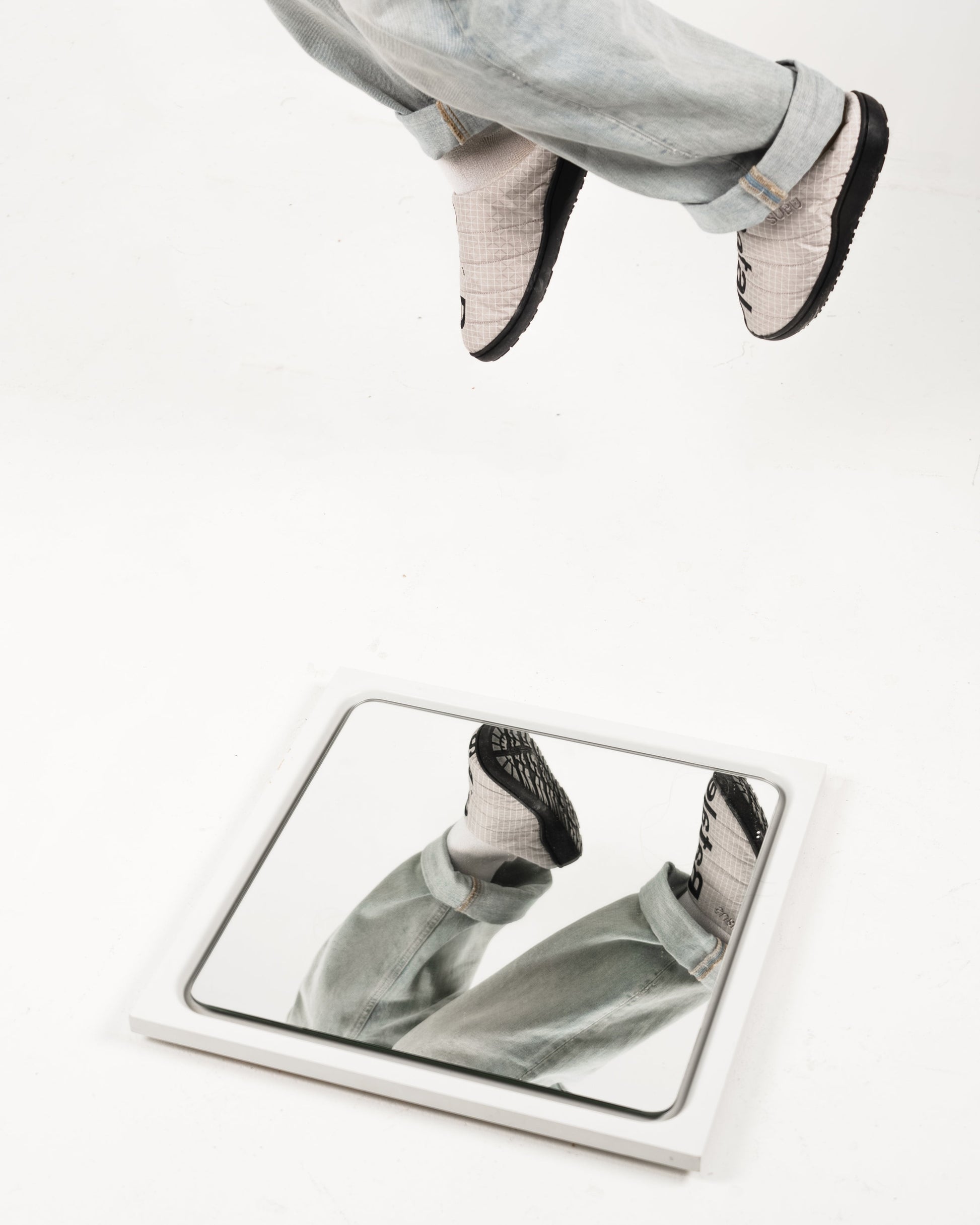 Slippers in gray. Subu Slippers 2025 | Bataleon Snowboards™ 2025.