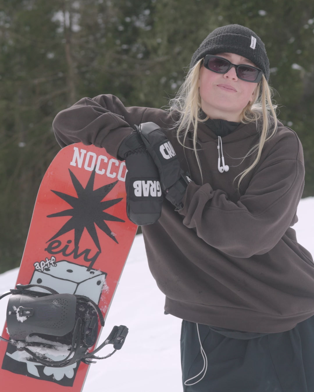 Bataleon women's snowboards in red and white. Moodboard 2025-Bataleon-Snowboards™ 2025.